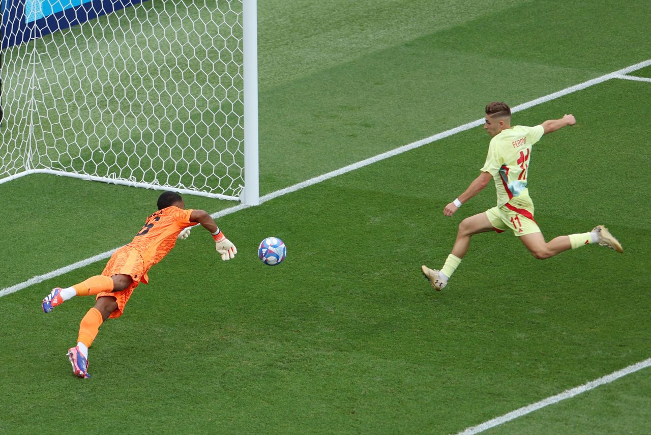 Fermín López scores Spain’s second goal against France on Friday.