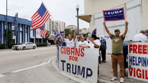Cubanoestadounidenses corean consignas pro-Trump mientras muestran su apoyo al candidato presidencial republicano Donald Trump en Miami el 28 de octubre de 2016.