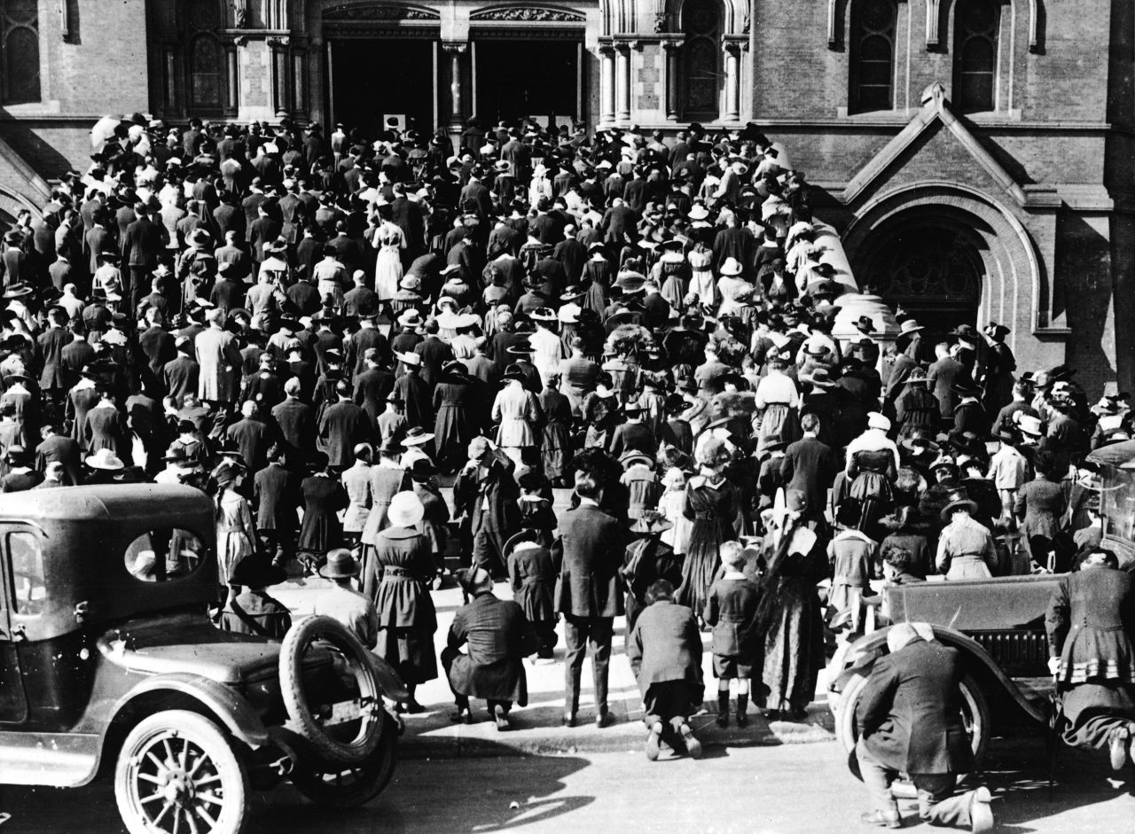 San Francisco: The congregation of the Cathedral of Saint Mary of the Assumption praying on the steps, where they gathered to hear mass and pray during the influenza pandemic of 1918.