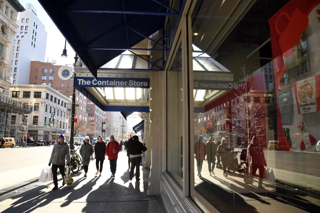 La gente pasa frente a The Container Store en la ciudad de Nueva York el 23 de diciembre de 2024.