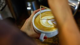 Un trabajador prepara un café en una cafetería colombiana en la ciudad de Nueva York el 27 de enero de 2025.