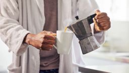 Cuando se trata de si beber café afecta tu salud, el momento en que lo consumes puede importar, sugiere un nuevo estudio.