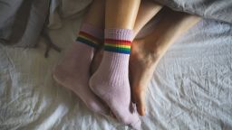 Según los expertos, mantener los dedos de los pies calentitos puede ayudar a regular la temperatura corporal central para un sueño más reparador.