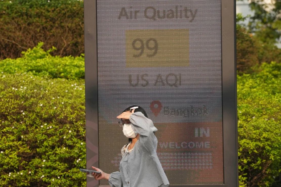 Un peatón lleva una mascarilla frente a un cartel que muestra el Índice de Calidad del Aire en Bangkok, Tailandia, el 6 de febrero de 2025.