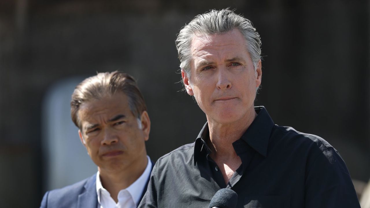 El gobernador de California, Gavin Newsom (derecha), y el secretario de Justicia del estado, Rob Bonta, ofrecieron el miércoles una rueda de prensa en la que afirmaron que el Gobierno de Trump ha utilizado poderes de emergencia para imponer aranceles masivos, perjudicando a los estados, los consumidores y las empresas.