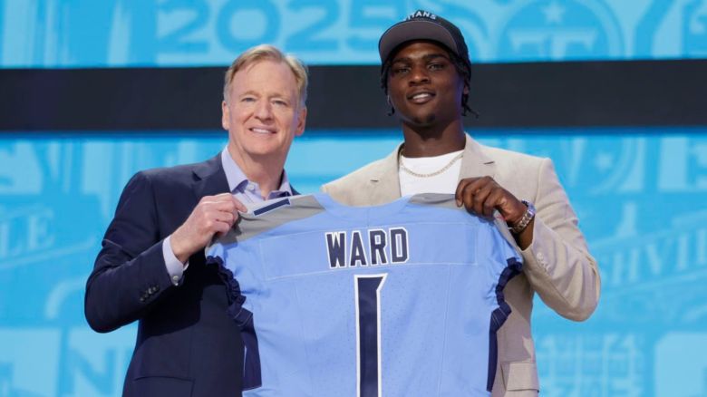 El quarterback de Miami, Cam Ward, y el comisionado de la NFL, Roger Goodell.