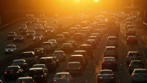 Tráfico en la autopista 101 en dirección este en un día de calor récord en Los Ángeles.