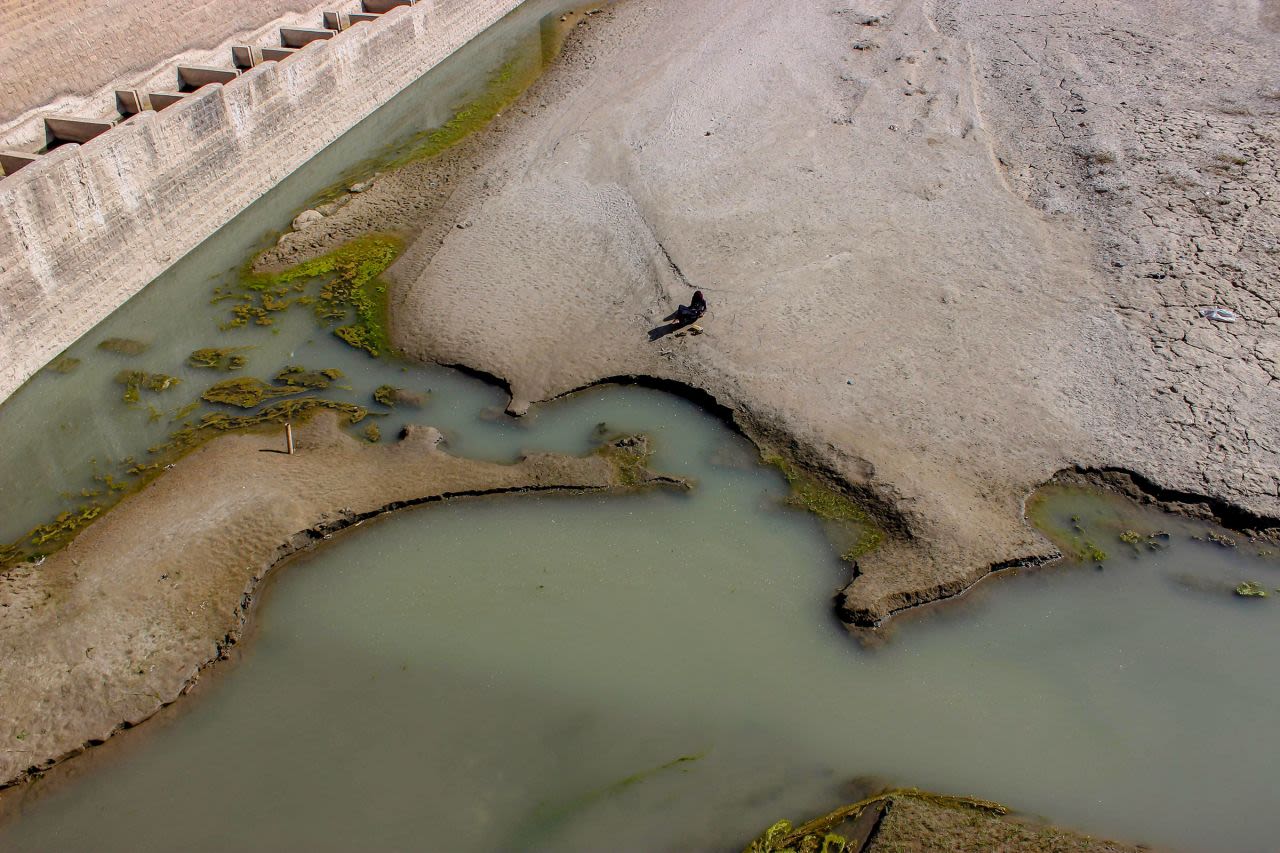 Un camino seco del río Indo en el distrito de Jamshoro y Kotri en Hyderabad, Pakistán, el 6 de mayo.