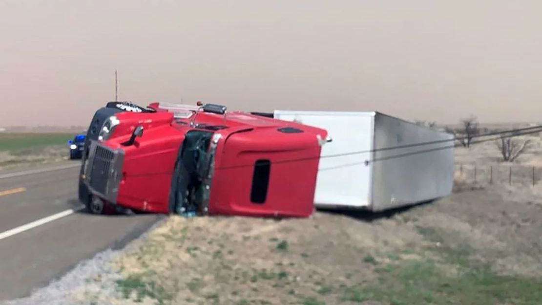 Un camión con remolque volcó en la carretera US 183, al sur de Hobart, Oklahoma, el jueves 13 de marzo de 2025.