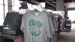 Camisetas de recuerdo, sobrantes del Día de San Patricio, cuelgan en un estante en la tienda de regalos 360 Chicago el 12 de mayo de 2020 en Chicago, Illinois.