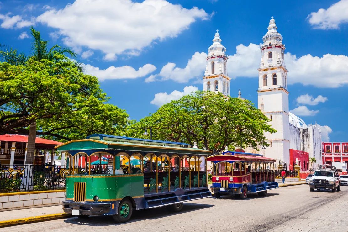 La Plaza de la Independencia en el casco antiguo de San Francisco de Campeche es un lugar popular para los visitantes.