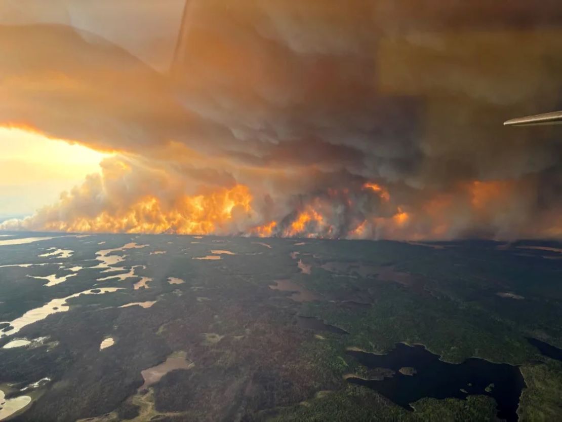 Humo se eleva desde el incendio forestal WE024 en Manitoba, Canadá, el 27 de mayo de 2025.
