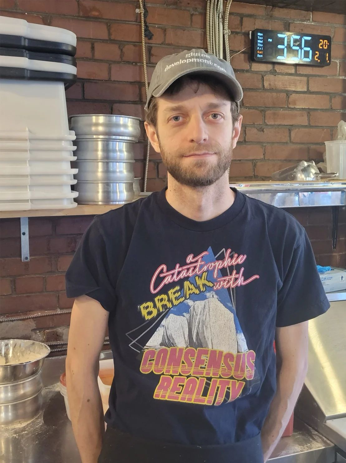 Graham Palmateer, propietario de la pizzería Gram’s Pizza de Toronto, se encuentra entre los canadienses que boicotean los productos estadounidenses a raíz de los aranceles.