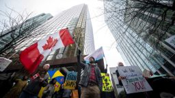 La gente protesta frente al consulado estadounidense en Vancouver, Columbia Británica, el martes.