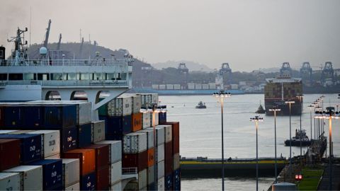 Un buque de carga transita por las esclusas de Cocoli del canal de Panamá en la Ciudad de Panamá el 21 de febrero de 2025.