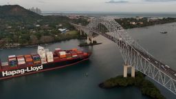 Un carguero navega bajo el puente de Las Américas a través del canal de Panamá, en Ciudad de Panamá, el 13 de marzo de 2025.