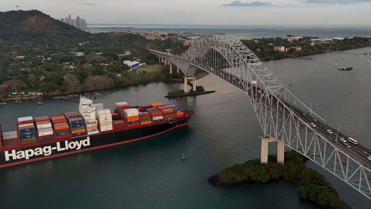 Un carguero navega bajo el puente de Las Américas a través del canal de Panamá, en Ciudad de Panamá, el 13 de marzo de 2025.
