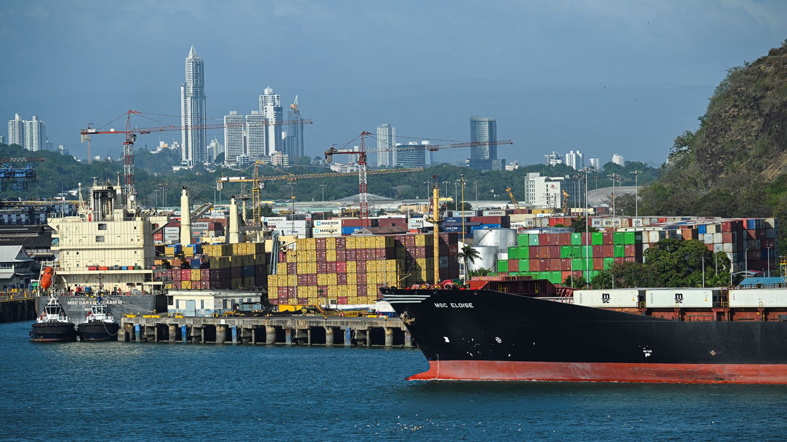 https://media.cnn.com/api/v1/images/stellar/prod/canal-panama-puerto-gettyimages-2197143001.jpg?c=original