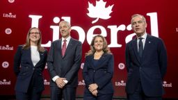 (De izq. a der.) Karina Gould, exlíder de la Cámara de Representantes, Frank Baylis, exdiputado liberal, Chrystia Freeland, exministra de Finanzas y viceprimera ministra de Canadá, y Mark Carney, exgobernador del Banco de Canadá, posan para una fotografía antes de la segunda noche del debate de liderazgo liberal el 25 de febrero de 2025.