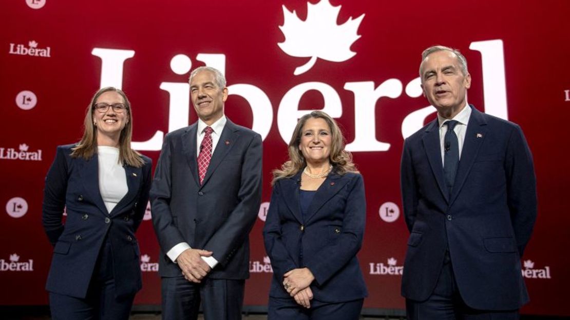 (De izq. a der.) Karina Gould, exlíder de la Cámara de Representantes; Frank Baylis, exdiputado liberal; Chrystia Freeland, exministra de Finanzas y viceprimera ministra de Canadá, y Mark Carney, exgobernador del Banco de Canadá, posan para una fotografía antes de la segunda noche del debate de liderazgo liberal, el 25 de febrero de 2025.