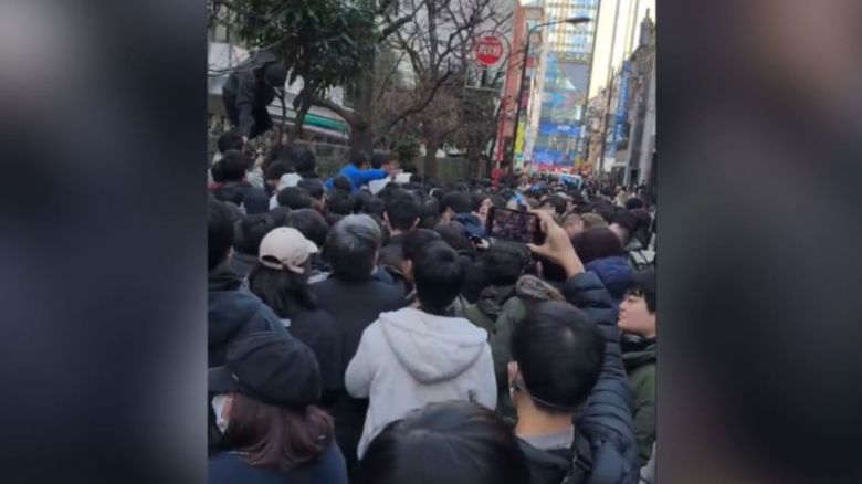 Una gran multitud se reúne en Akihabara, un popular distrito de compras de videojuegos en Tokio, con la esperanza de comprar tarjetas gráficas GeForce RTX 50 Series, el 30 de enero.