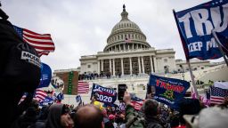 Seguidores de Trump asaltan el Capitolio de EE. UU. tras un mitin con el presidente Donald Trump el 6 de enero de 2021 en Washington.