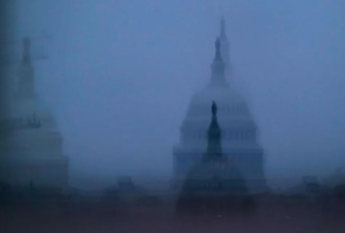 El Capitolio de Estados Unidos se refleja en un cristal el 13 de octubre.