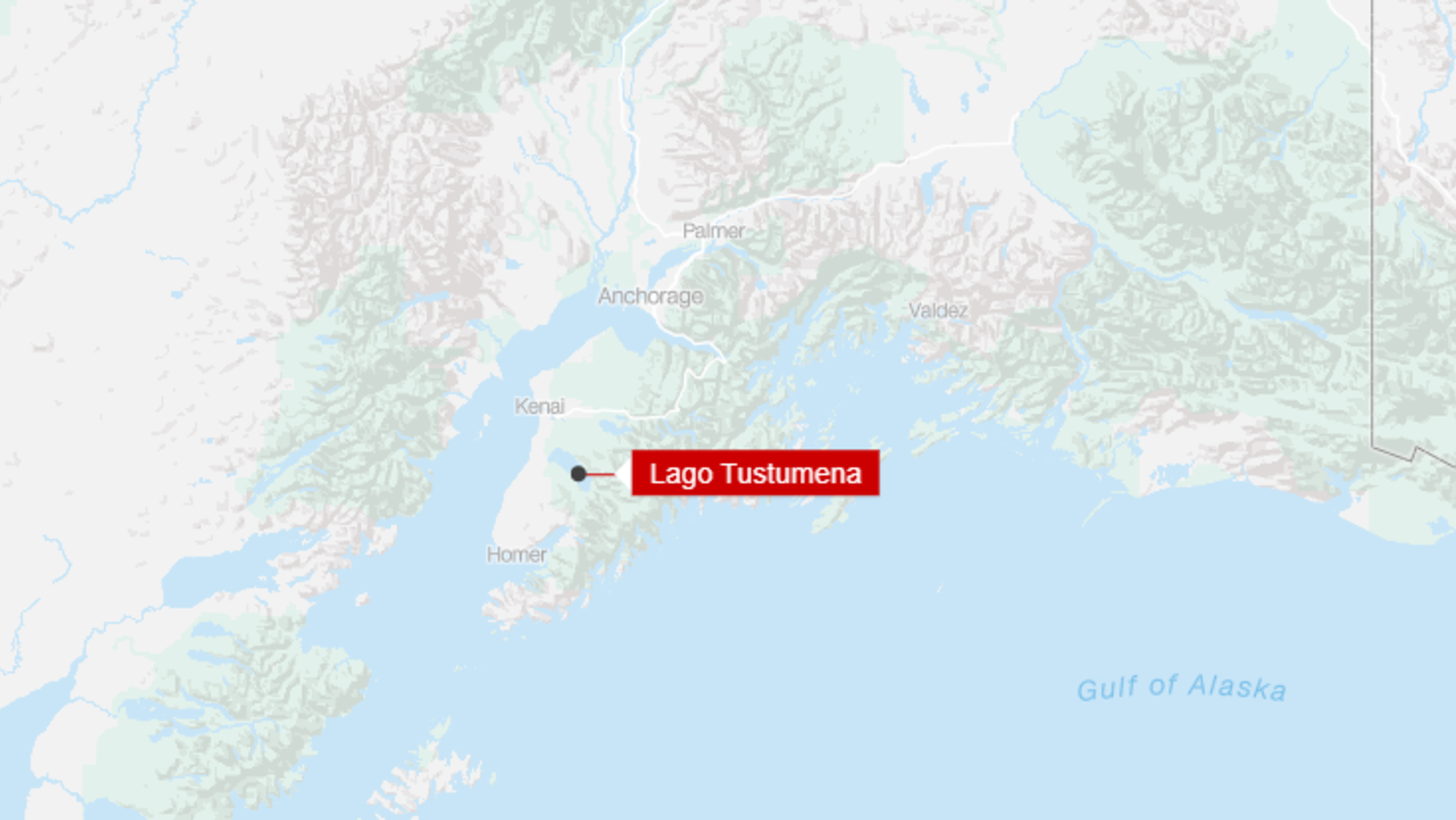 Un hombre y dos niños fueron encontrados el lunes con heridas que no ponían en peligro sus vidas cerca de los restos de una avioneta en la península Kenai de Alaska.
