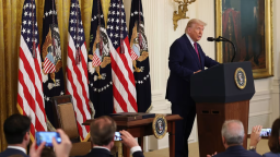 El presidente Donald Trump pronuncia un discurso antes de firmar una serie de proyectos de ley relacionados con las normas de emisiones de vehículos de California durante un evento en la Sala Este de la Casa Blanca el 12 de junio en Washington, DC.