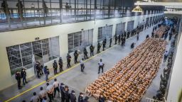 ﻿Reclusos en la mega prisión Cecot en Tecoluca, El Salvador, el 24 de febrero de 2023.