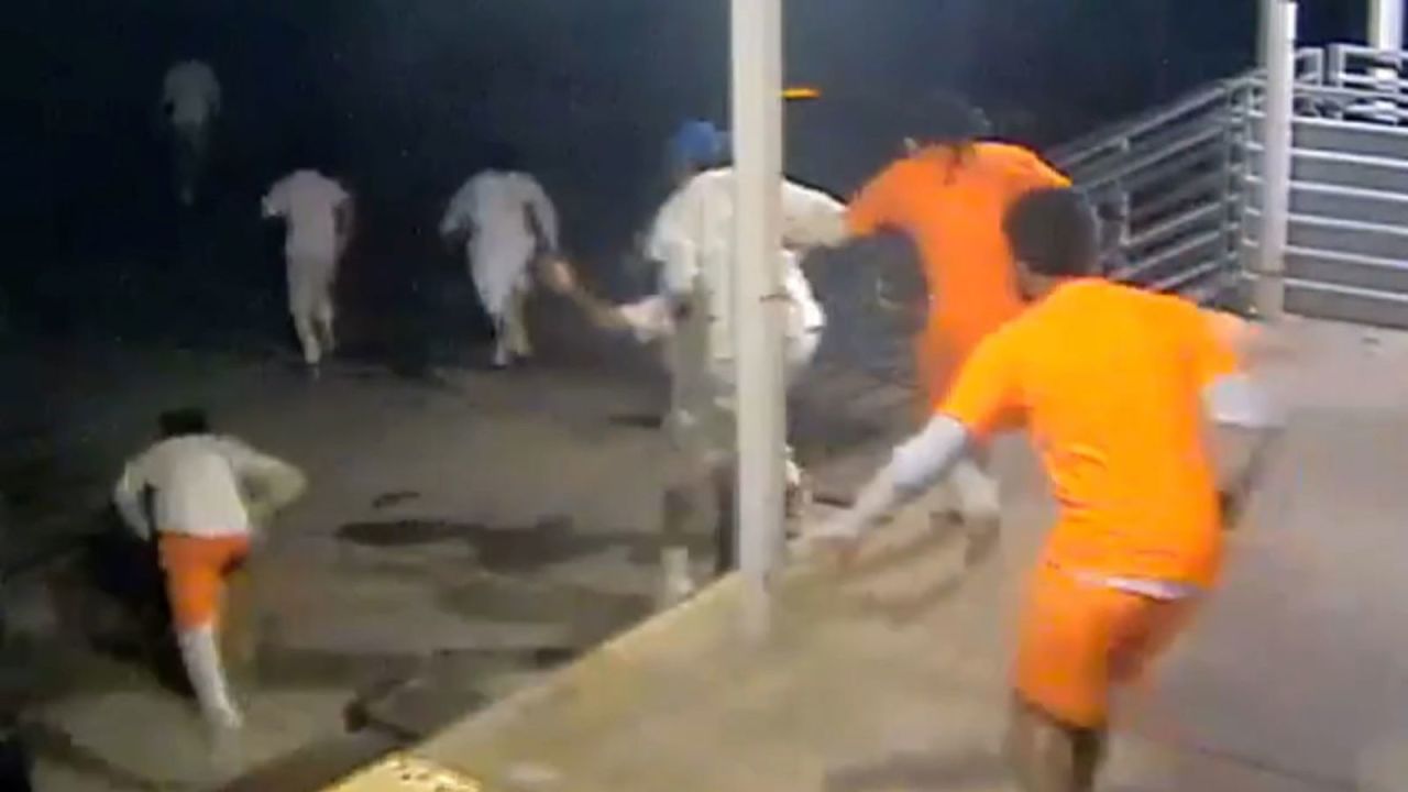 Una imagen fija de un video de vigilancia publicado por la Oficina del Sheriff de la Parroquia de Orleans muestra a reclusos escapando de una cárcel de Nueva Orleans.