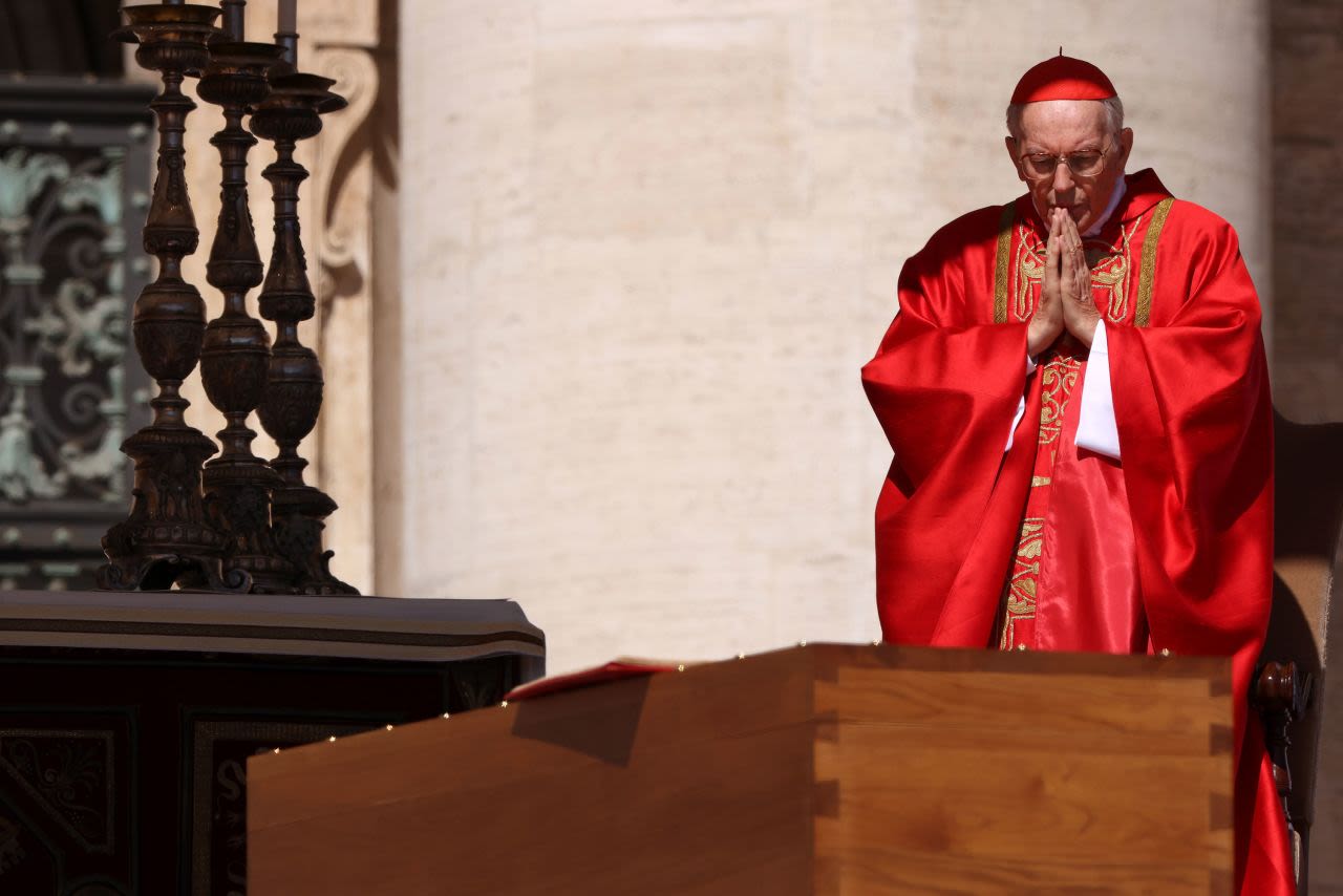 El cardenal Giovanni Re oficianmdo la misa durante el funeral del papa Francisco en la Plaza de San Pedro el 26 de abril.