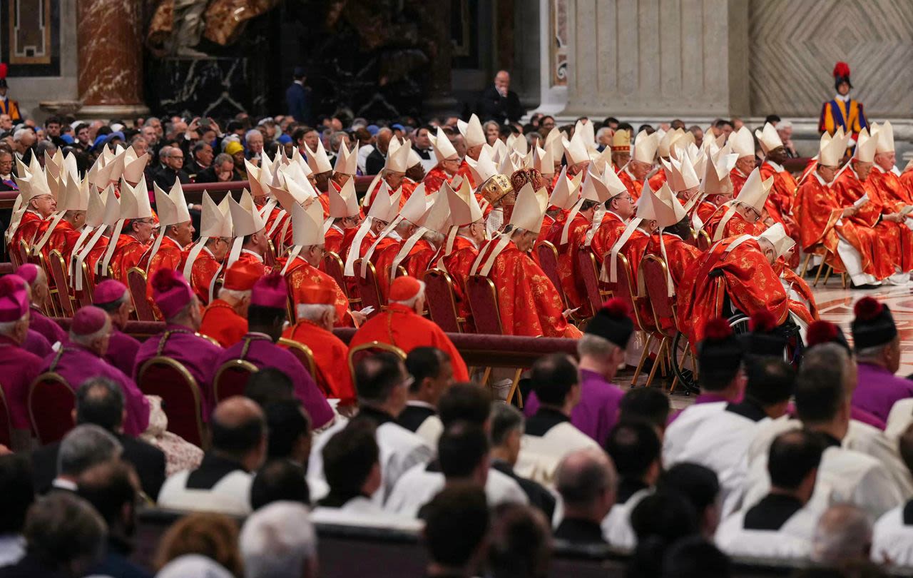 Los cardenales rezarán en la Capilla Sixtina, antes del cónclave, el miércoles.