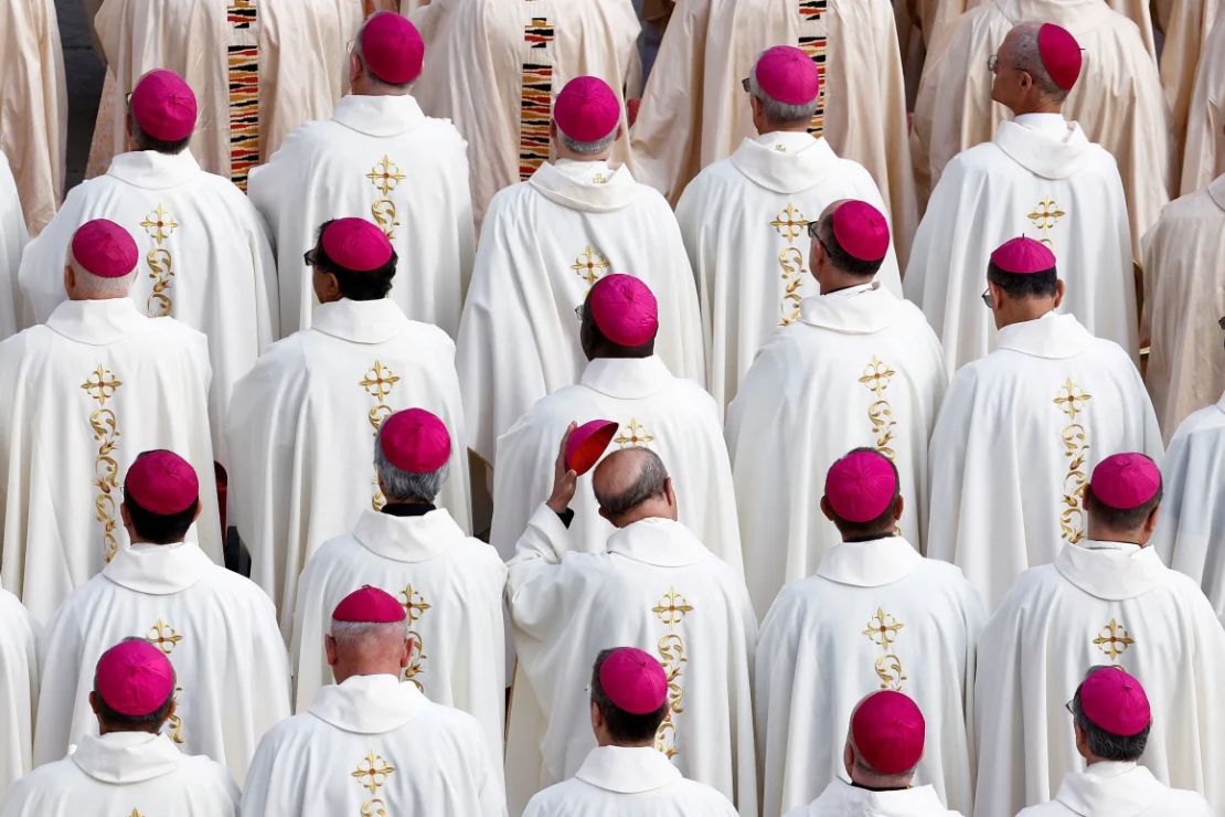 Los obispos asisten a una misa dirigida por el papa Francisco para abrir el Sínodo de los Obispos en la Plaza de San Pedro, en el Vaticano, el 2 de octubre de 2024.