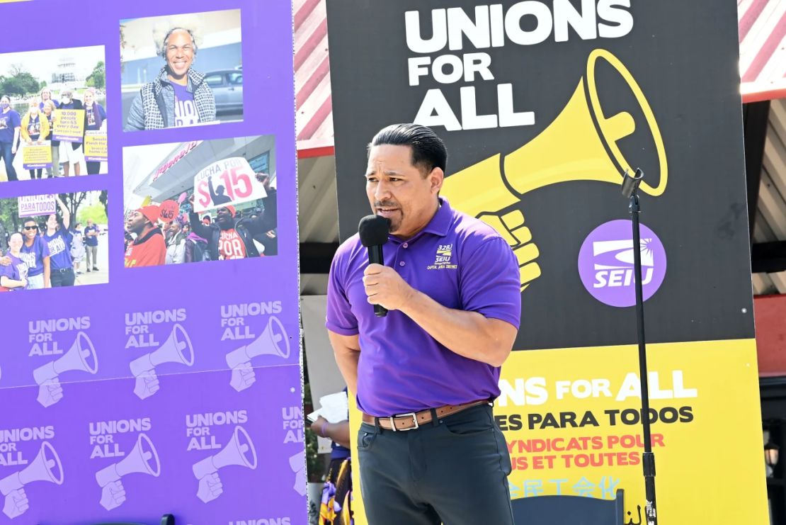 Jaime Contreras, vicepresidente ejecutivo del Distrito 32BJ del Área Capital del SEIU, afirma que en épocas electorales los trabajadores recordarán a los funcionarios que rechazaron a las comunidades inmigrantes en lugar de apoyarlas.