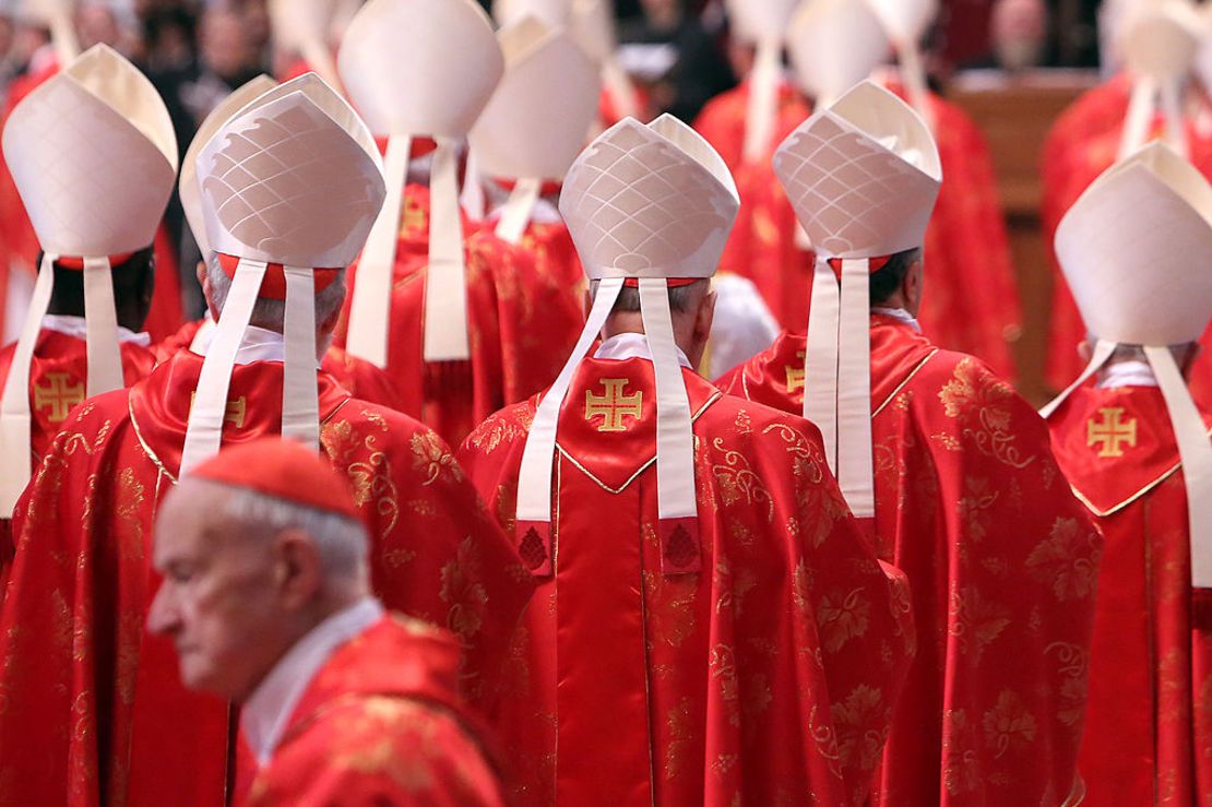 Cardenales asisten a la misa previa al cónclave en el que eligirán al sucesor de Benedicto XVI el 12 de marzo de 2013 en la Ciudad del Vaticano.