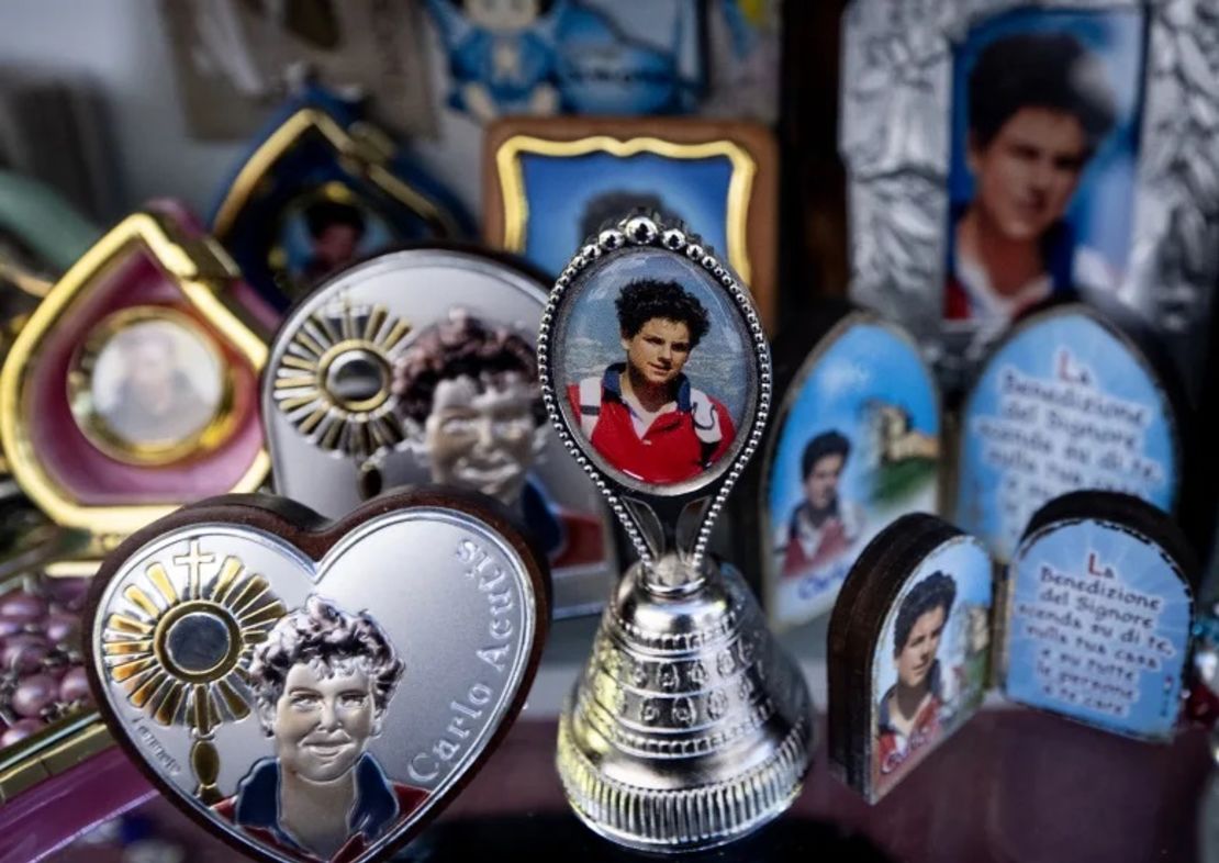 Imágenes del beato Carlo Acutis se ven expuestos en una tienda que vende recuerdos en Asís, Italia, el 3 de abril de 2025.