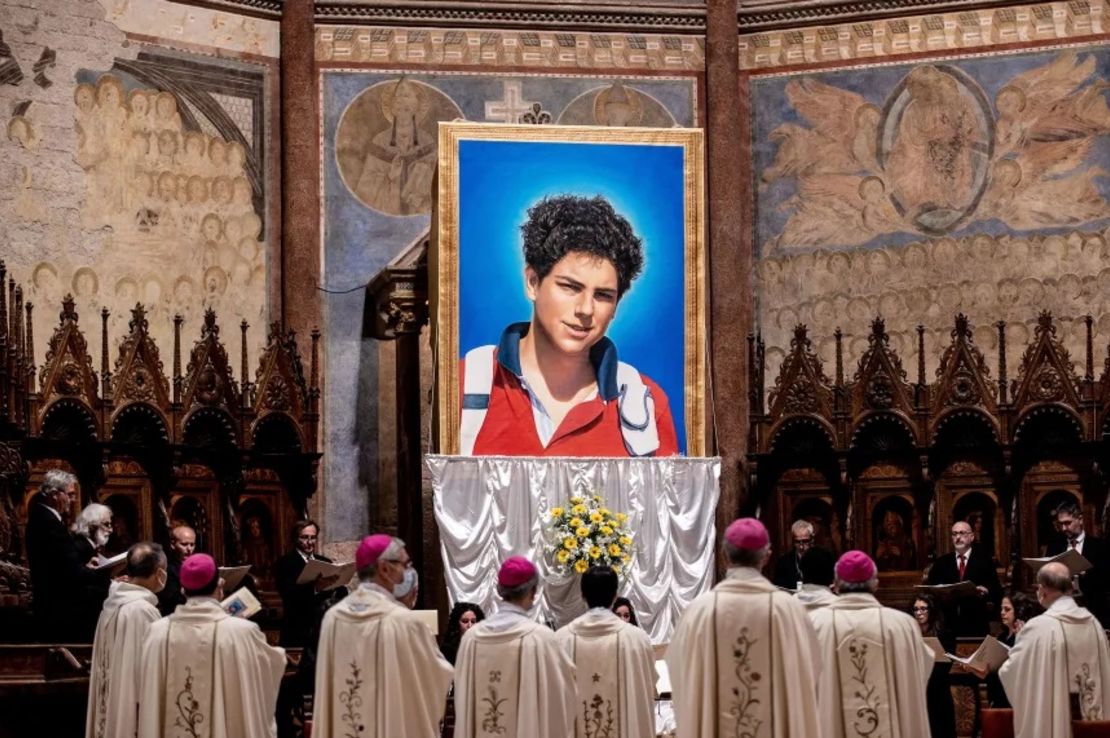 Un tapiz de Carlo Acutis es develado en la basílica de San Francisco durante la ceremonia de beatificación de Acutis el 10 de octubre de 2020, en Asís, Italia.