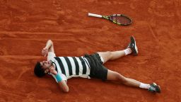 Carlos Alcaraz celebra tras ganar la final masculina de Roland Garros contra Jannik Sinner.