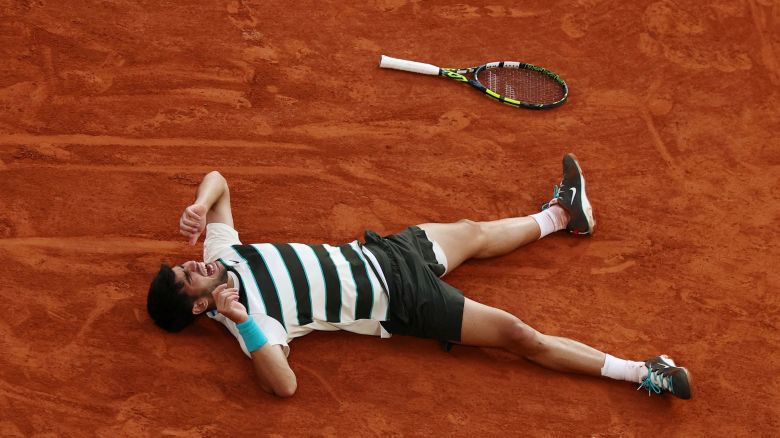 Carlos Alcaraz celebra tras ganar la final masculina de Roland Garros contra Jannik Sinner.
