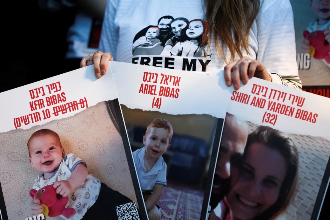 Una manifestante sostiene carteles pidiendo la liberación de los rehenes de Shiri Bibas, de 32 años, y sus hijos Kfir y Ariel Bibas.