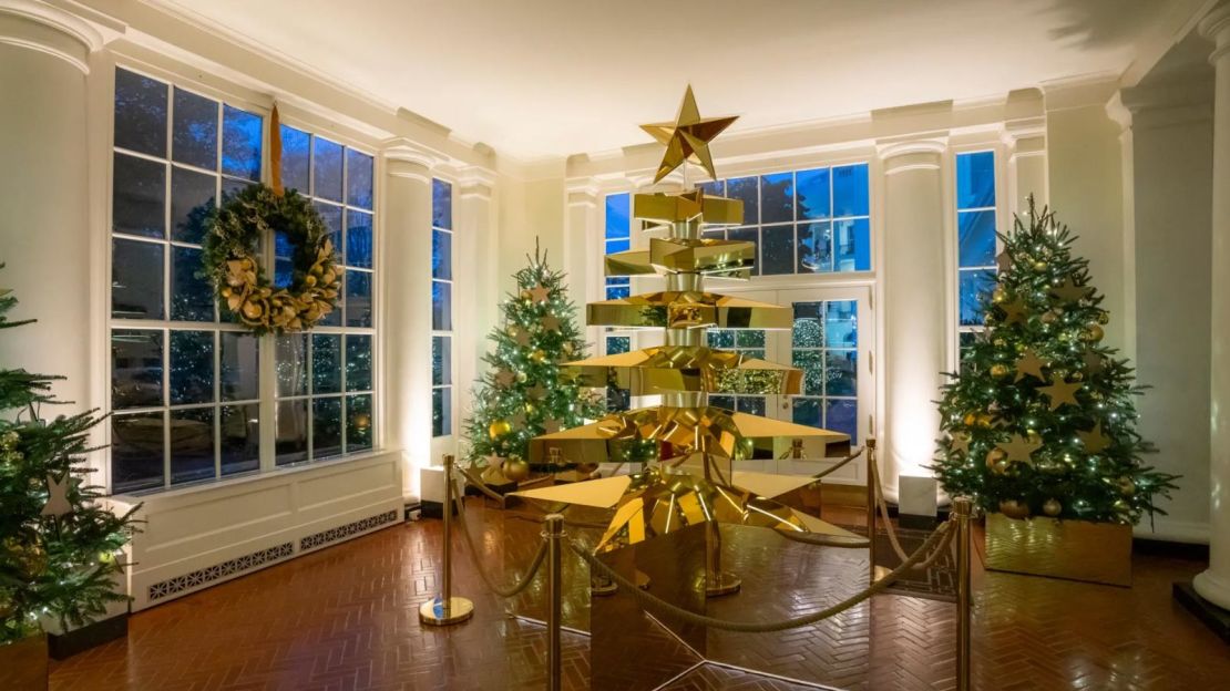 El primer árbol de Navidad que se exhibe en el recorrido por la Casa Blanca está dedicado a las familias de las estrellas doradas. La exhibición del árbol de las estrellas doradas de este año está formada por seis estrellas gigantes apiladas que representan las seis ramas de las fuerzas armadas. Los nombres de los miembros del servicio caídos están escritos en adornos de estrellas doradas en los cuatro árboles de Navidad que lo acompañan.