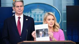 La secretaria de prensa de la Casa Blanca, Karoline Leavitt, acompañada por el secretario del Tesoro, Scott Bessent, sostiene un artículo de noticias sobre el CEO de Amazon, Jeff Bezos, durante la sesión informativa diaria en la Sala de Prensa Brady de la Casa Blanca el 29 de abril.