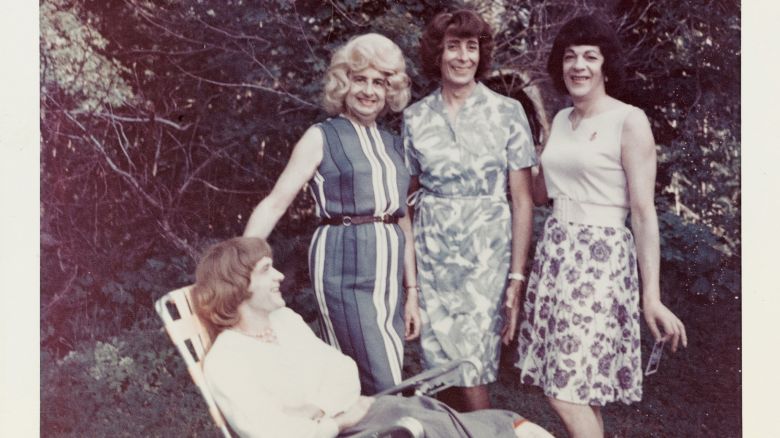 Andrea Susan (attributed to),
Daphne sitting on a lawn chair with Ann, Susanna and a friend outside, Casa Susanna, Hunter, NY, 1964-1968. 8.9 × 10.8 cm.