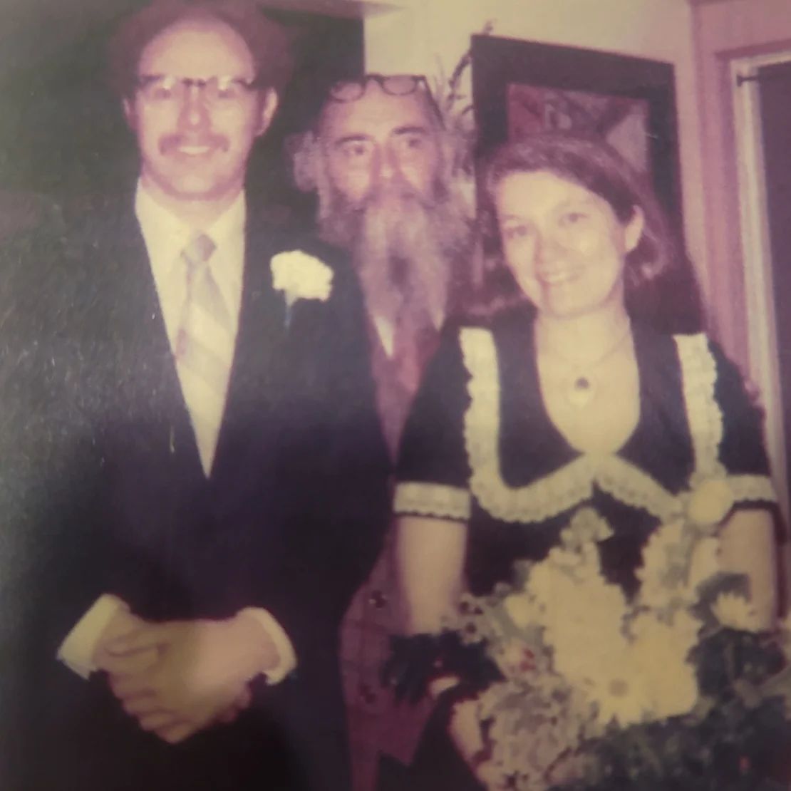 Los Aron, mostrados el día de su boda en 1975, decidieron casarse después de vivir juntos durante siete años.