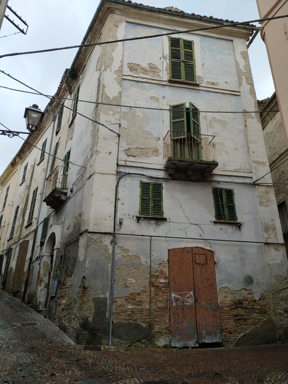 This 1,830 square foot house, built in the early 1900s, was sold for one euro in a previous lot.