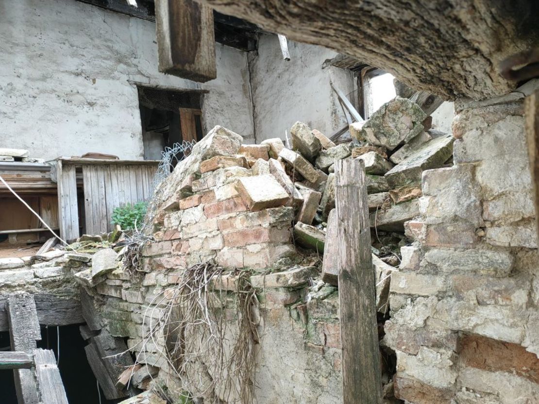 Las casas (como ésta, que ya se vendió) se encuentran en diversos estados de abandono.