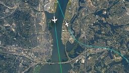 Los datos e íconos de seguimiento de vuelo, agregados por CNN, muestran las posiciones aproximadas de un avión Delta que despegaba y un avión militar T-38 acercándose al Aeropuerto Nacional Ronald Reagan, en las afueras de la ciudad de Washington el viernes 28 de marzo de 2025.