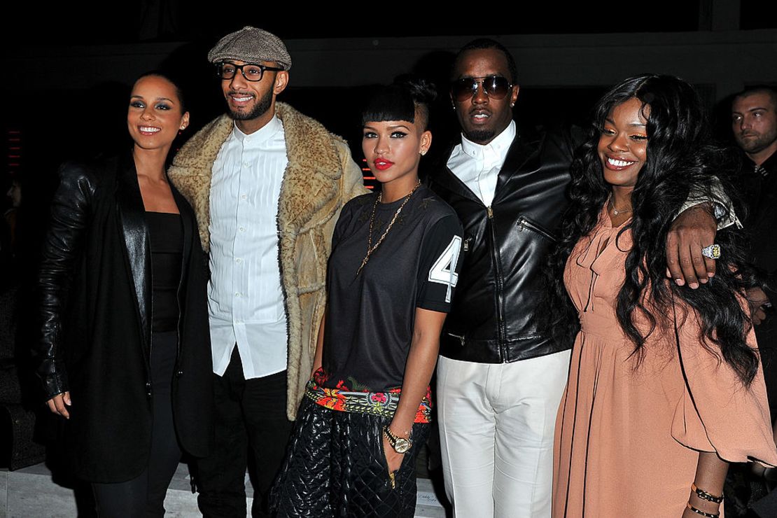 Alicia Keys, Swizz Beatz, Cassie Ventura, Sean Combs y Azealia Banks asisten al desfile Ready-to-Wear Otoño/Invierno 2012 de Kanye West como parte de la Semana de la Moda de París en Halle Freyssinet el 6 de marzo de 2012 en París, Francia.