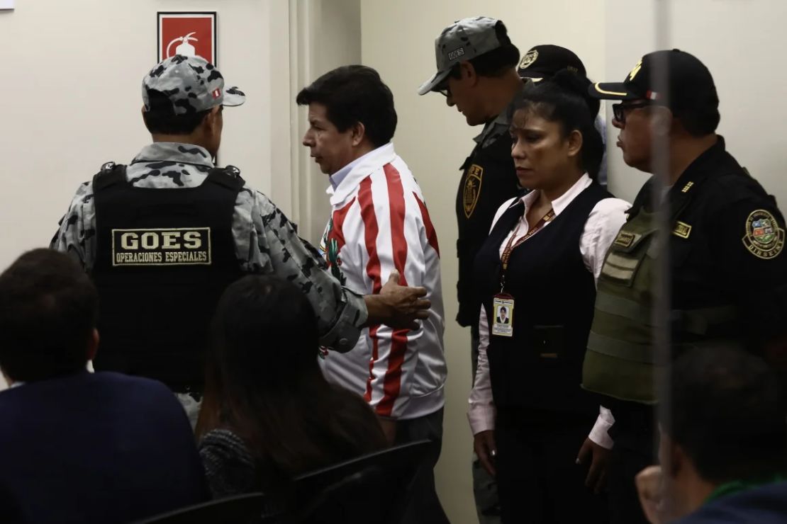 El expresidente peruano Pedro Castillo llega a la sala del penal de Barbadillo para su juicio en Lima, Perú, el 20 de marzo de 2025.